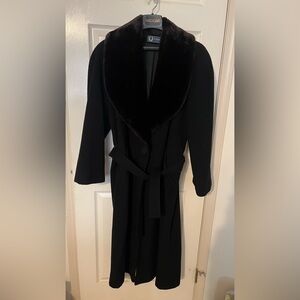 *VINTAGE* Woman’s Black Coat With Faux Fur Collar, Size 14-26?